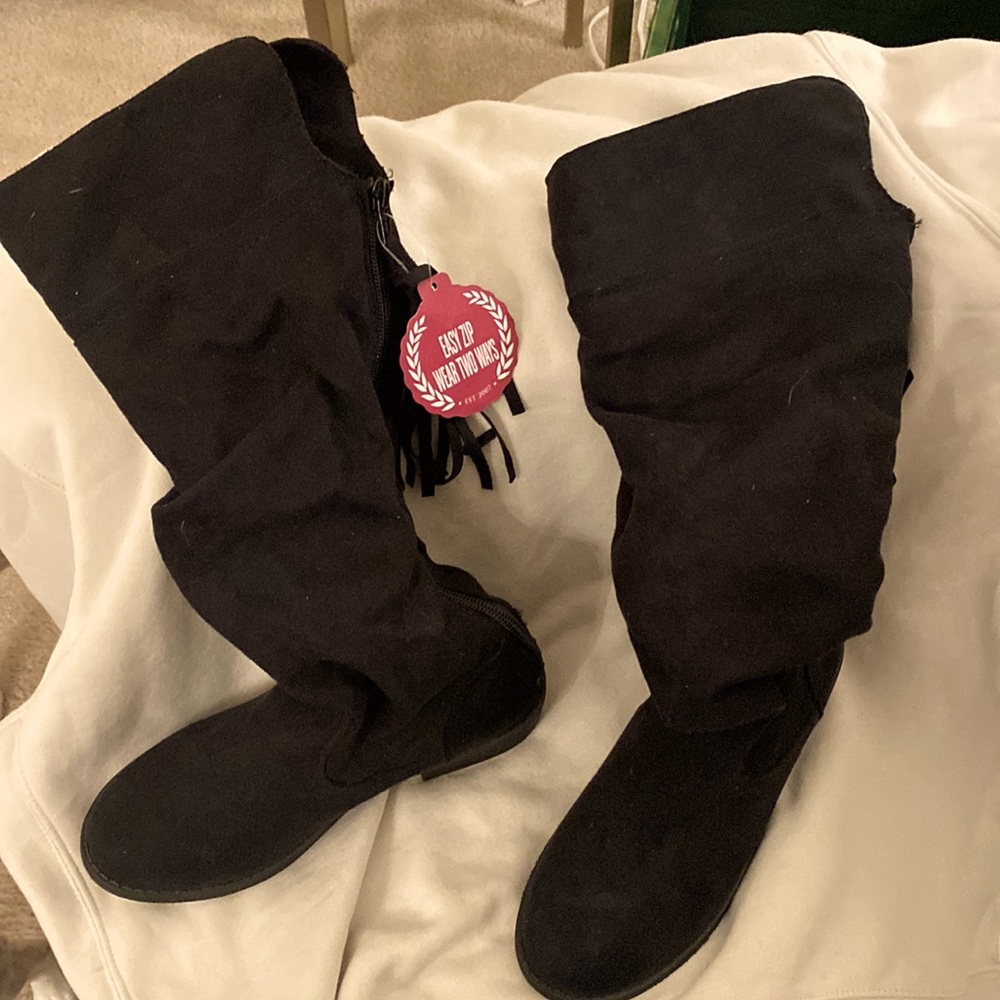 Girls black boots.